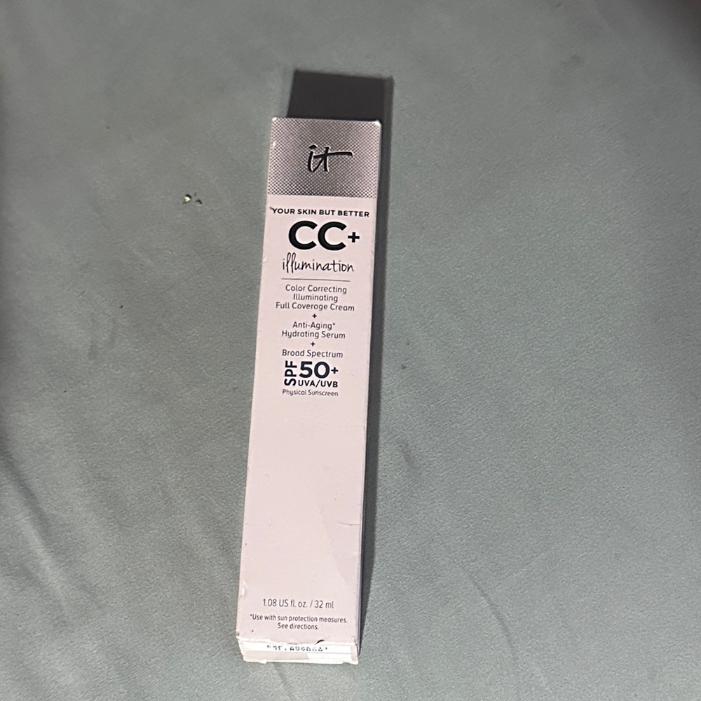 It Cosmetics CC+ Illumination Cream Foundation shade medium